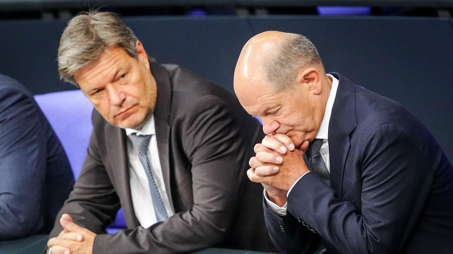 Bundeskanzler Olaf Scholz (r, SPD) und Robert Habeck (Bündnis 90/Die Grünen), Bundesminister für Wirtschaft und Klimaschutz, nehmen an der Sitzung des Bundestags zum Nato-Jubiläumsgipfel - â75 Jahre Natoâ teil.