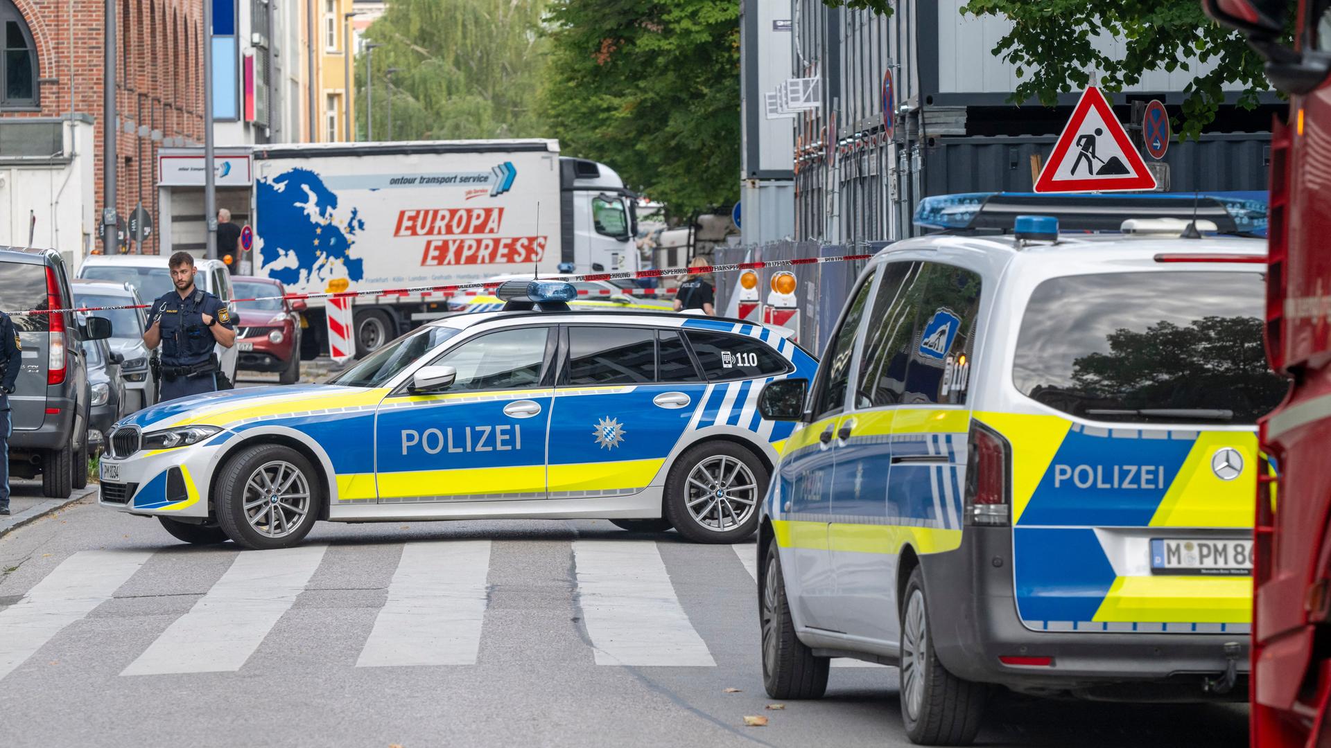 Die Polizei riegelt unweit des Ostbahnhofs eine Straße ab.