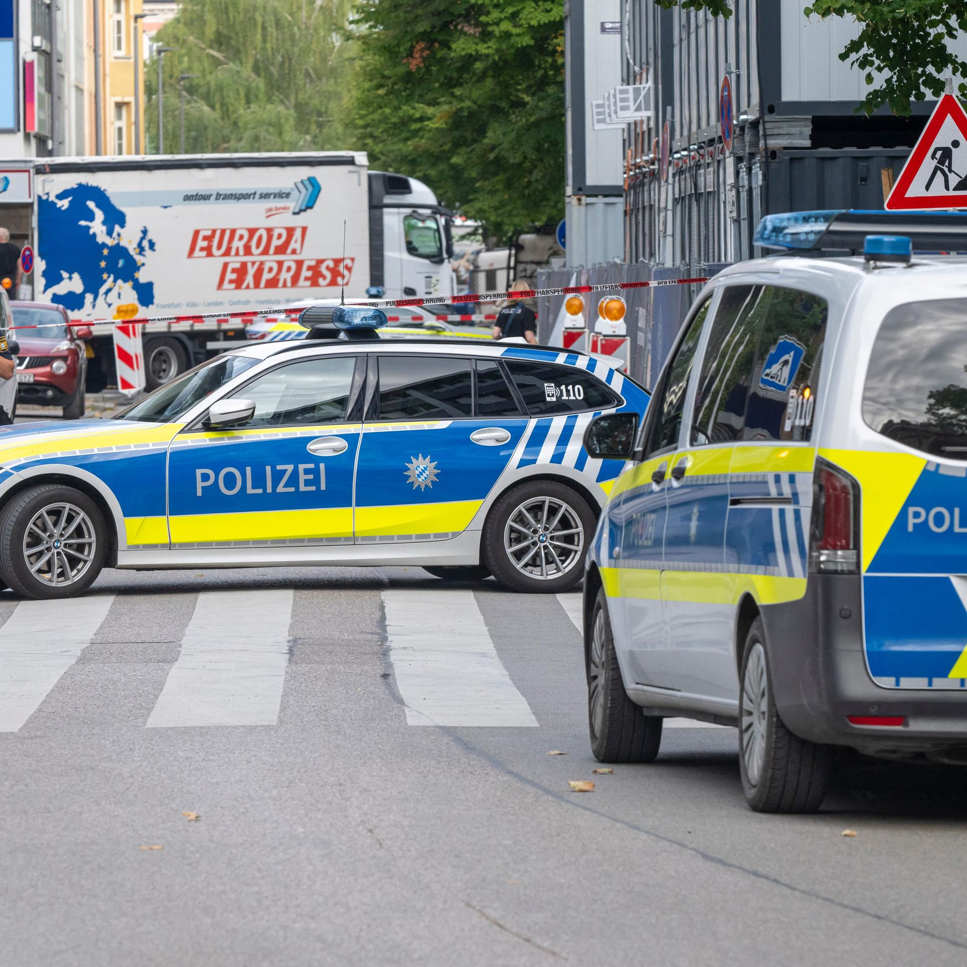 Die Polizei riegelt unweit des Ostbahnhofs eine Straße ab.