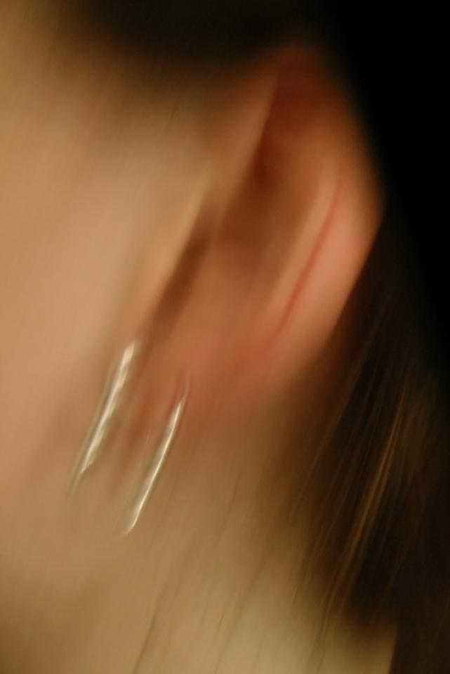 Ein verschwommenes Bild von einem Ohr mit Ohrring