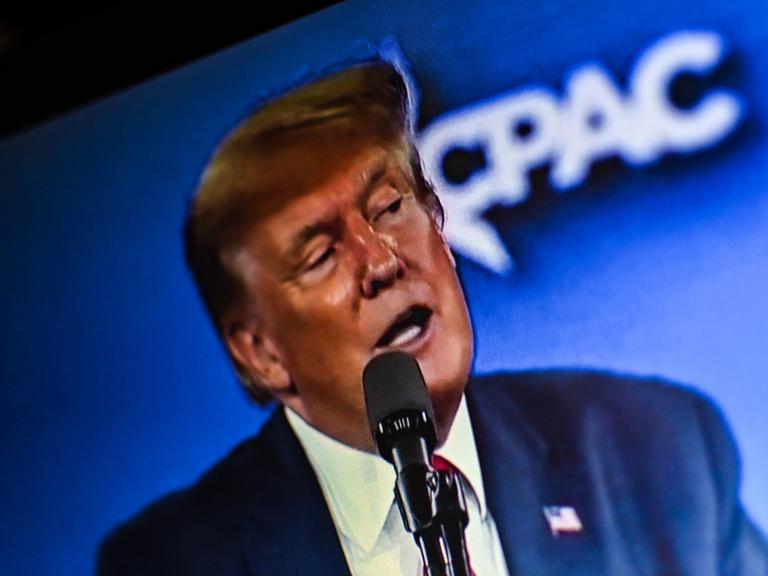 Der ehemalige US-Präsident Donald Trump hält eine Rede bei der CPAC im Jahr 2022.