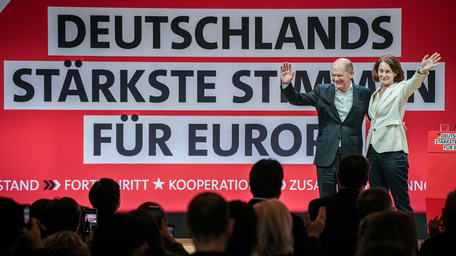 Bundeskanzler Olaf Scholz und Europapolitikerin Katarina Barley winken bei der Europadelegiertenkonferenz der SPD.