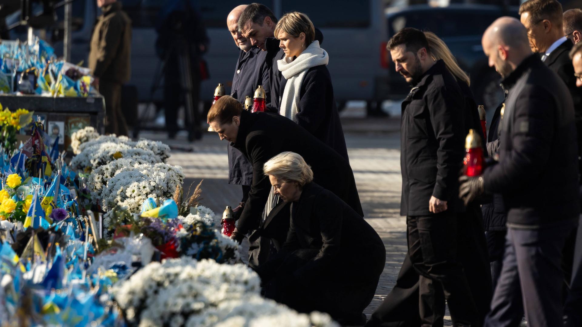 3. Jahrestag des russischen Einmarsches in die Ukraine. Politiker aus mehreren Ländern legen Blumen neben Präsident Selenskyj nieder. 