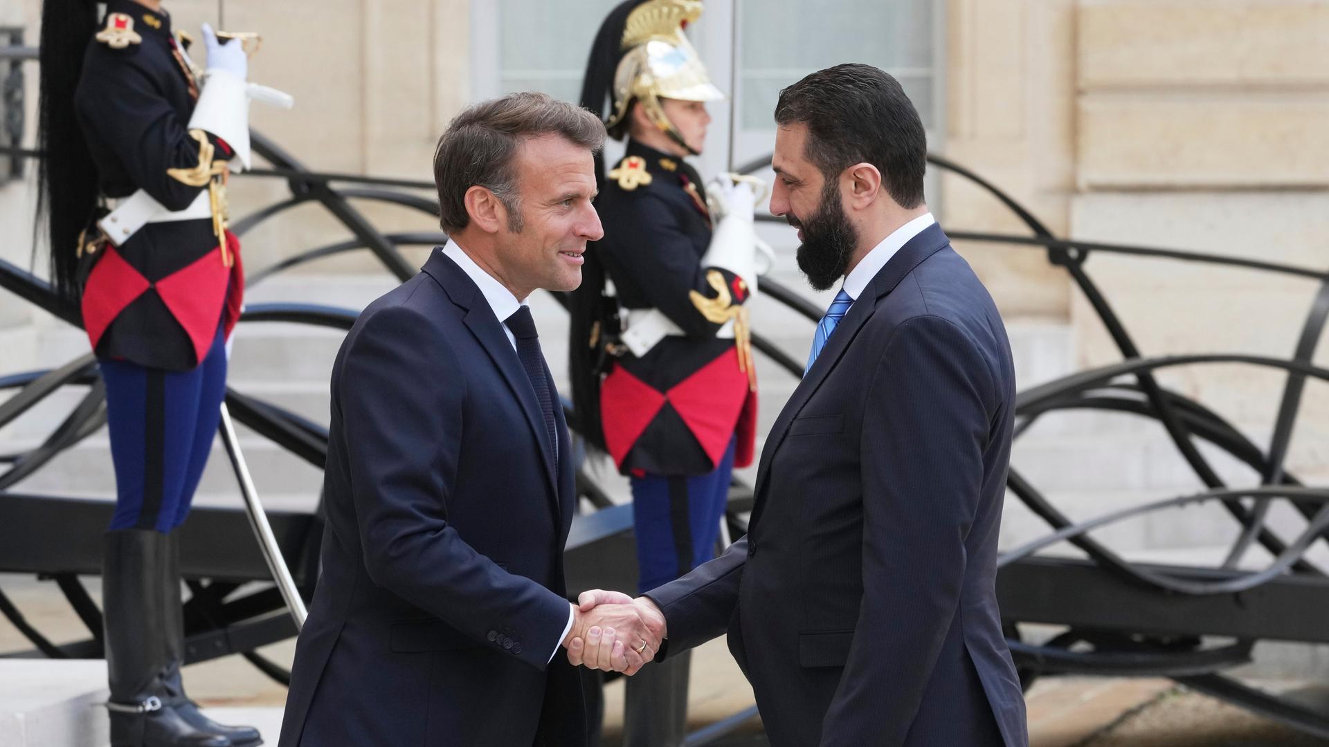 Der französische Präsident Emmanuel Macron begrüßt den syrischen Interimspräsidenten Ahmed al-Scharaa im Elysee-Palast. Der französische Präsident Emmanuel Macron begrüßt den syrischen Interimspräsidenten Ahmed al-Scharaa im Elysee-Palast.