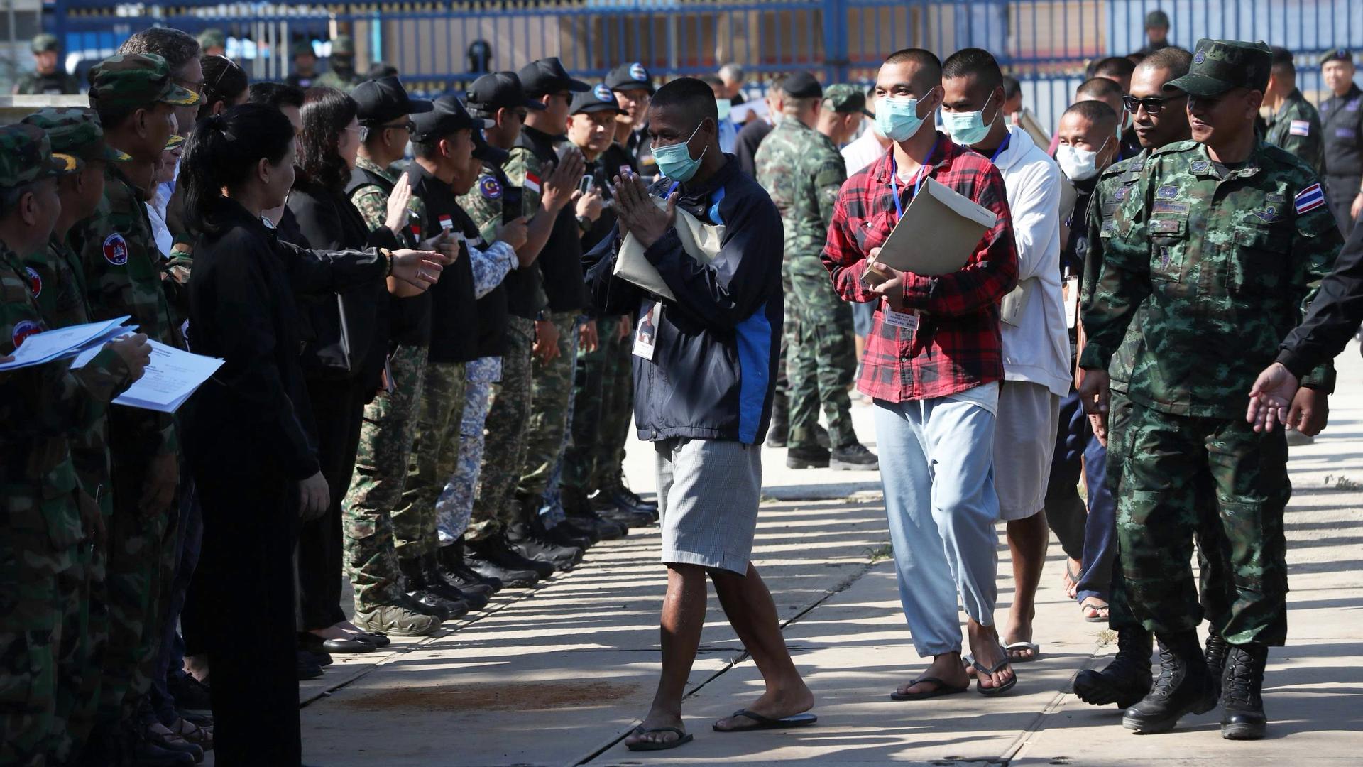 Das Foto der Agence Kampuchea Press (AKP) zeigt die Rückkehr freigelassener kambodschanischer Soldaten aus Thailand am Grenzübergang Prum in der Provinz Pailin.