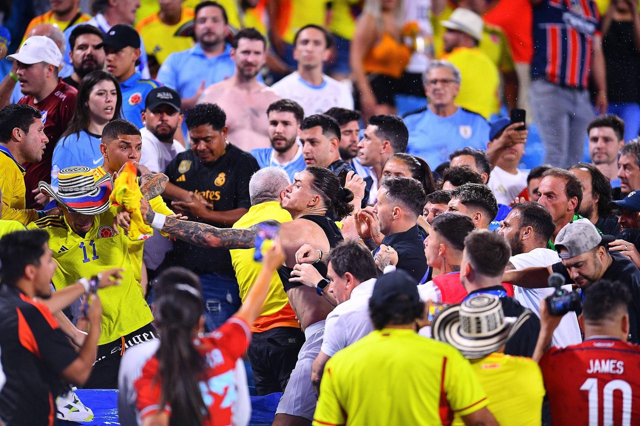 Darwin Nunez von Uruguay kämpft mit Fans während des Halbfinalspiels der CONMEBOL Copa America 2024 zwischen Uruguay und Kolumbien, im Bank of America Stadium, am 10. Juli 2024 in Charlotte, North Carolina, Vereinigte Staaten. 