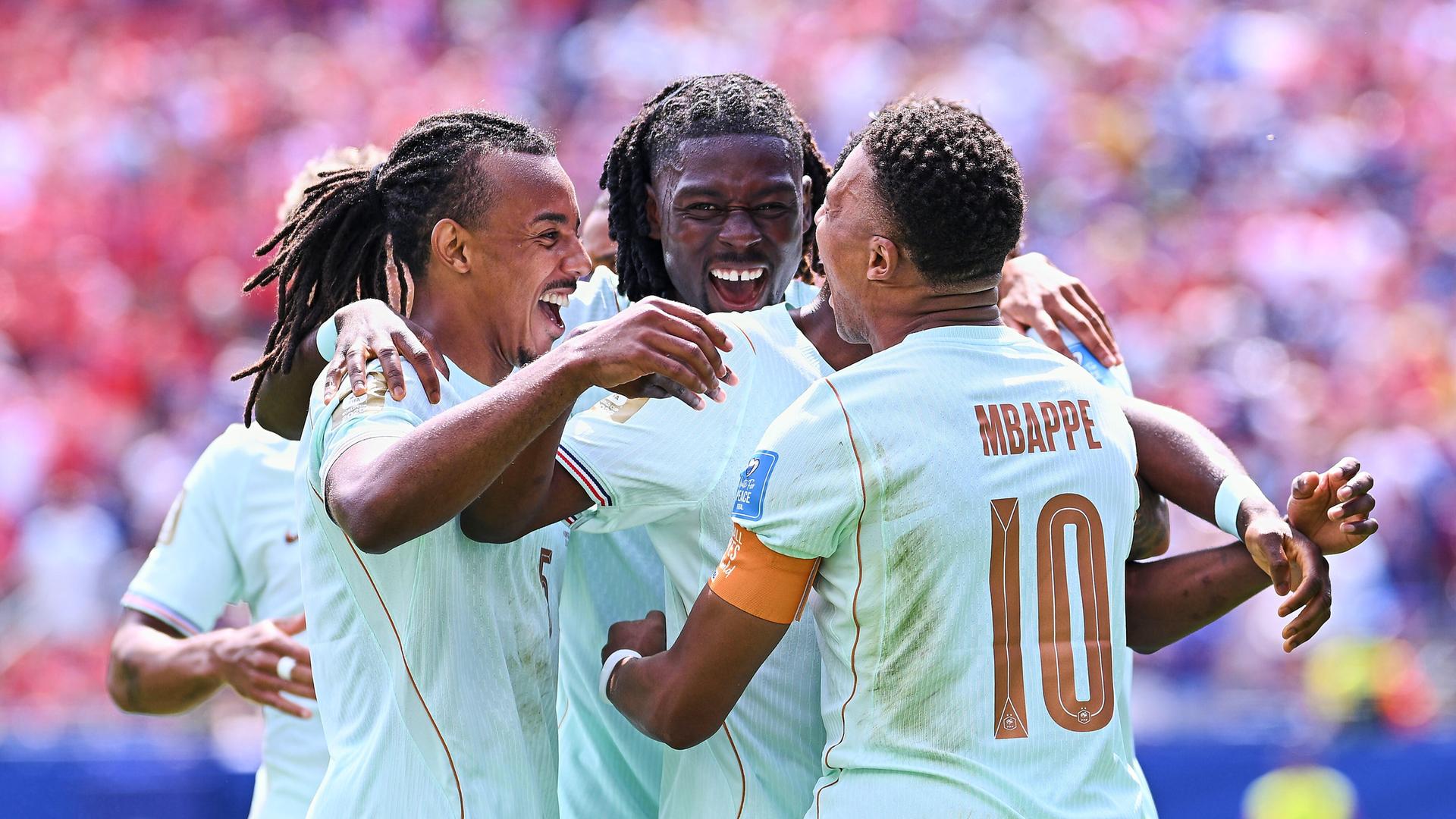 Die französischen Fußball-Nationalspieler Jules Kounde und Kylian Mbappe feiern nach dem Treffer zum 1:0 gegen Norwegen den Torschützen Ousmane Dembele.