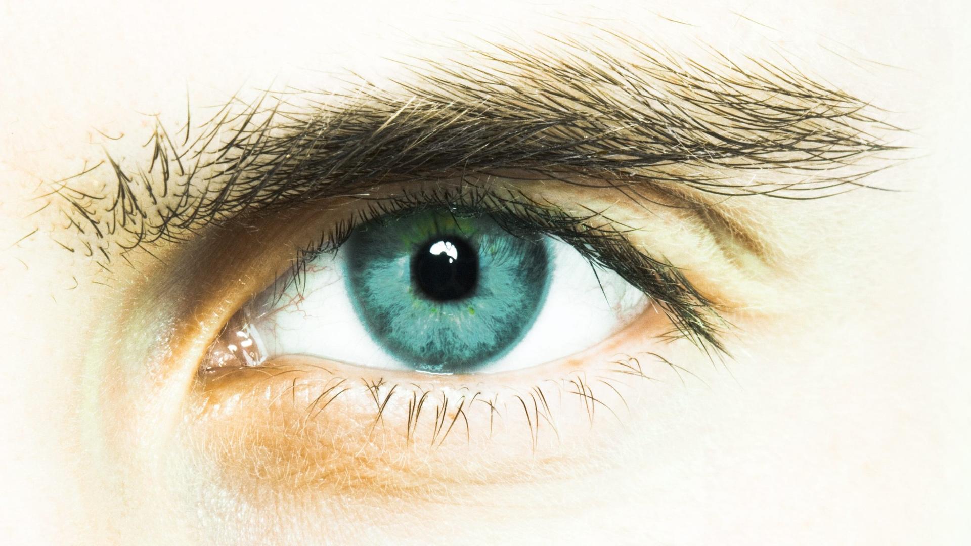 Das leuchtende Auge eines männlichen Models in Großaufnahme Das leuchtende Auge eines männlichen Models in Großaufnahme