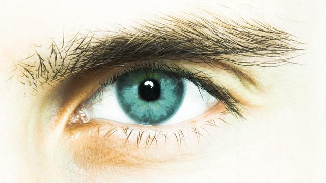 Das leuchtende Auge eines männlichen Models in Großaufnahme