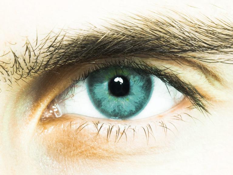 Das leuchtende Auge eines männlichen Models in Großaufnahme