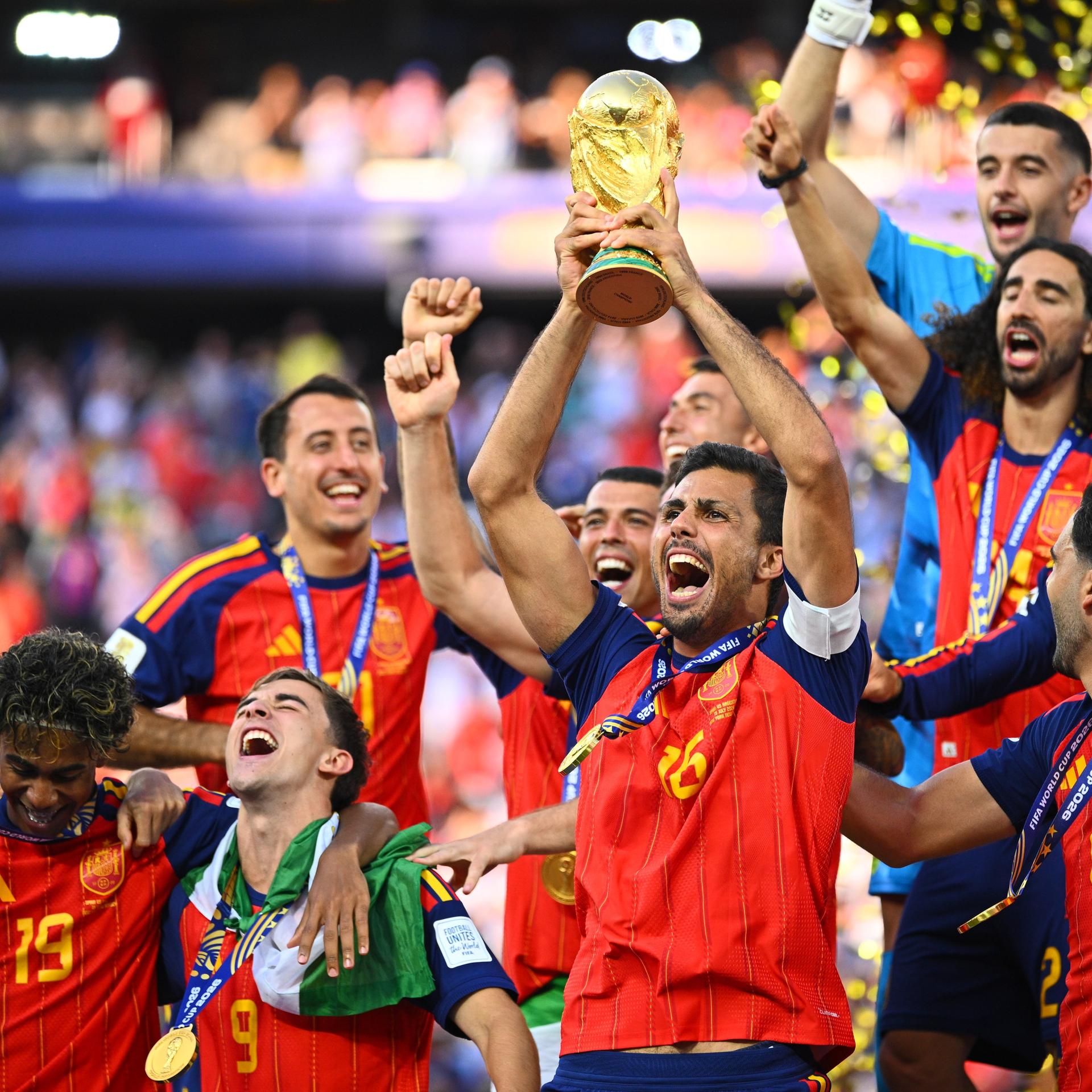 Der spanische Kapitän Rodri hält bei der Siegerehrung die WM-Trophäe in die Höhe und jubelt mit den Teamgefährten über den WM-Titel. 