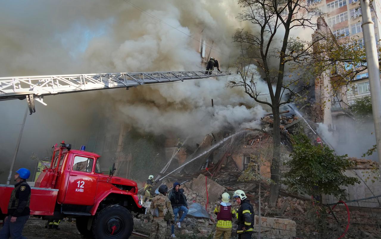 Kiew: Feuerwehrleute arbeiten nach dem Beschuss von Gebäuden durch eine Drohne. 