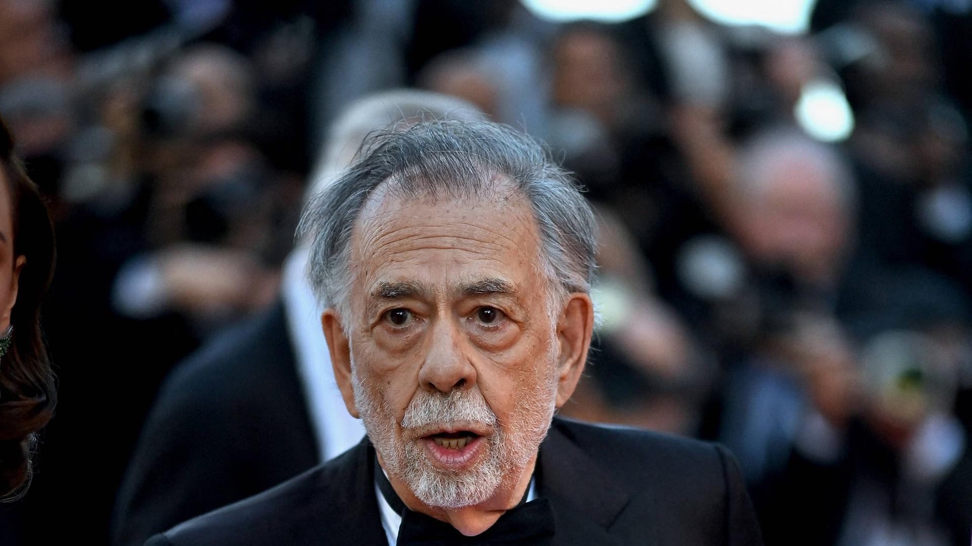 Der US-amerikanische Regisseur Francis Ford Coppola steht auf dem roten Teppich und zeigt in Richtung Kamera. Er trägt Smoking mit Fliege. Der US-amerikanische Regisseur Francis Ford Coppola steht auf dem roten Teppich und zeigt in Richtung Kamera. Er trägt Smoking mit Fliege.