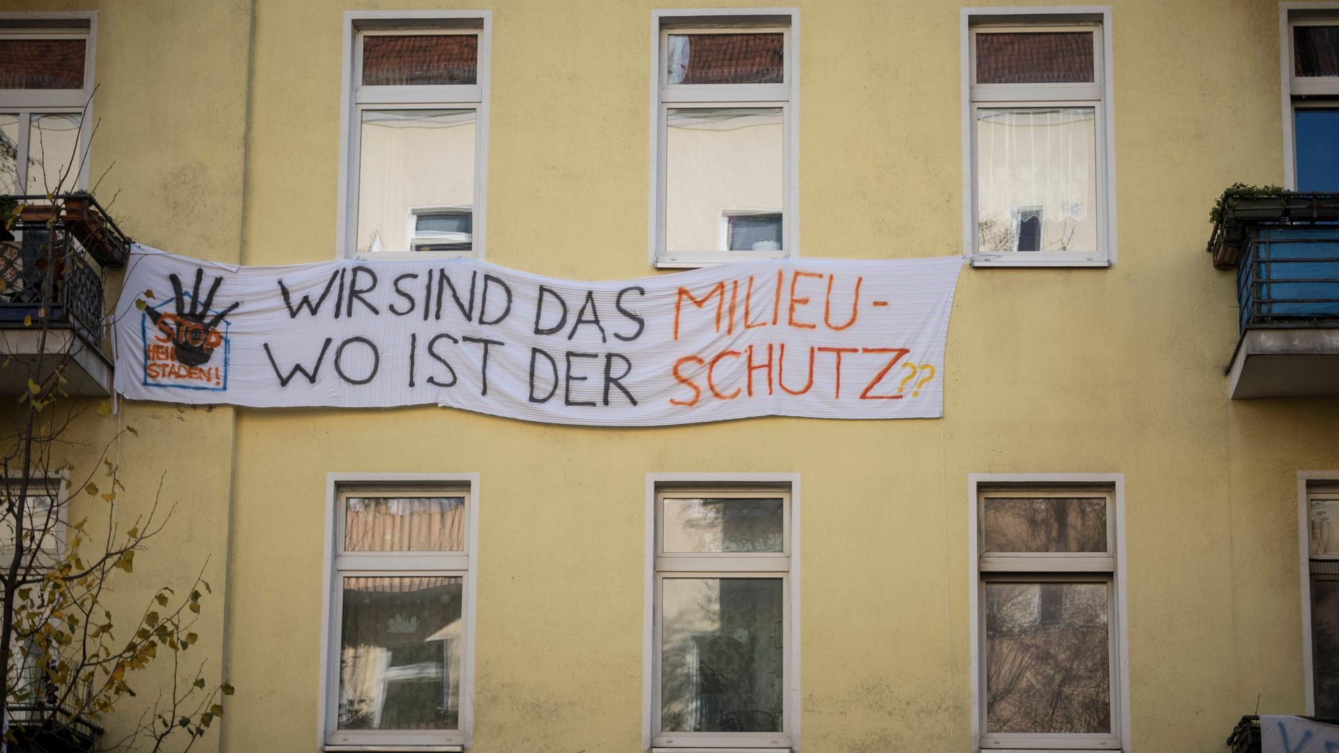 Auf einem Protestbanner an einem Mietshaus in Berlin-Neukölln steht: „Wir sind das Milieu - Wo ist der Schutz“. 