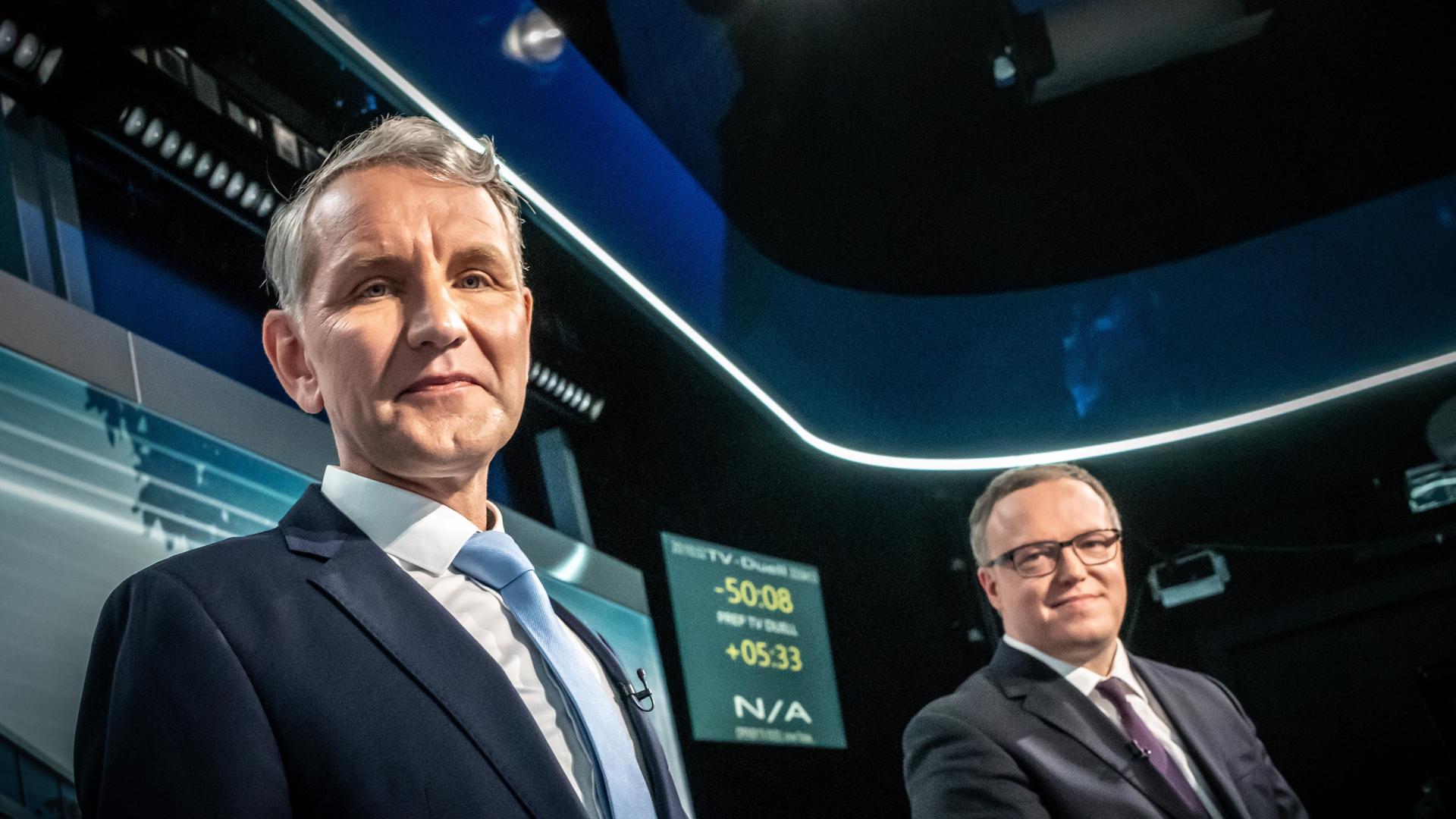 Berlin: Björn Höcke (AfD, l) und Mario Voigt (CDU, r), Spitzenkandidaten für die Landtagswahl in Thüringen, stehen beim TV-Duell bei Welt TV.