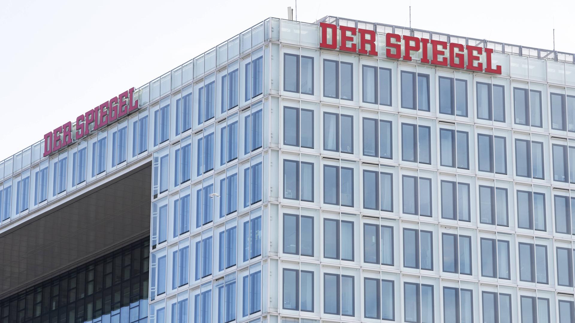 Das Verlagshaus des "Spiegel"-Unternehmen mit einem Schriftzug an der Außenfassade.