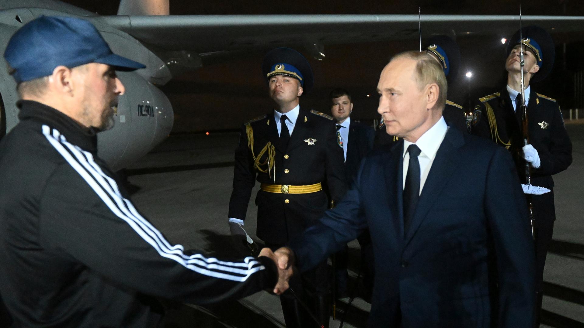 Der russische Präsident Wladimir Putin begrüßt Wadim Krasikow bei der Ankunft der freigelassenen russischen Gefangenen auf dem Regierungsflughafen Wnukowo außerhalb von Moskau am 1. August 2024. 