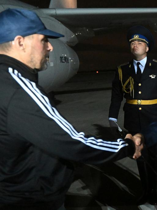 Der russische Präsident Wladimir Putin begrüßt Wadim Krasikow bei der Ankunft der freigelassenen russischen Gefangenen auf dem Regierungsflughafen Wnukowo außerhalb von Moskau am 1. August 2024. 