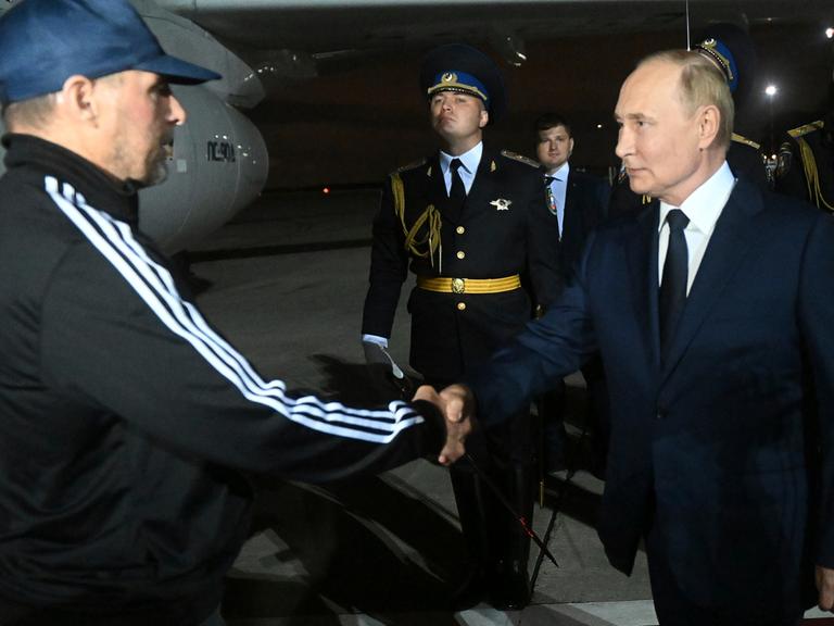 Der russische Präsident Wladimir Putin begrüßt Wadim Krasikow bei der Ankunft der freigelassenen russischen Gefangenen auf dem Regierungsflughafen Wnukowo außerhalb von Moskau am 1. August 2024. 