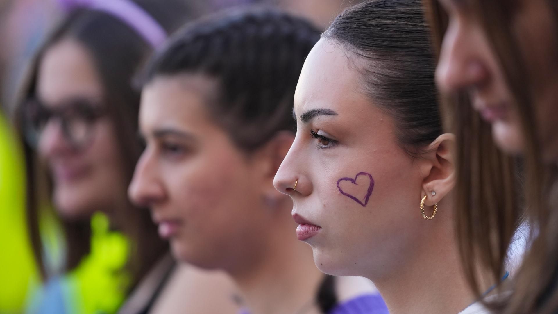Das Foto zeigt Frauen in der Stadt Belgrad bei einer Kundgebung zum Internationalen Frauen-Tag.