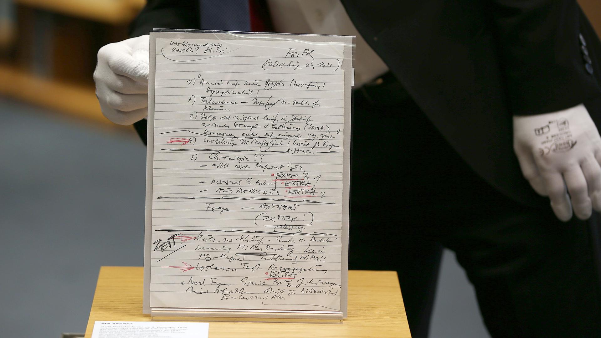 Ein Mitarbeiter platziert in Bonn (Nordrhein-Westfalen) im Haus der Geschichte den Schabowski-Zettel.