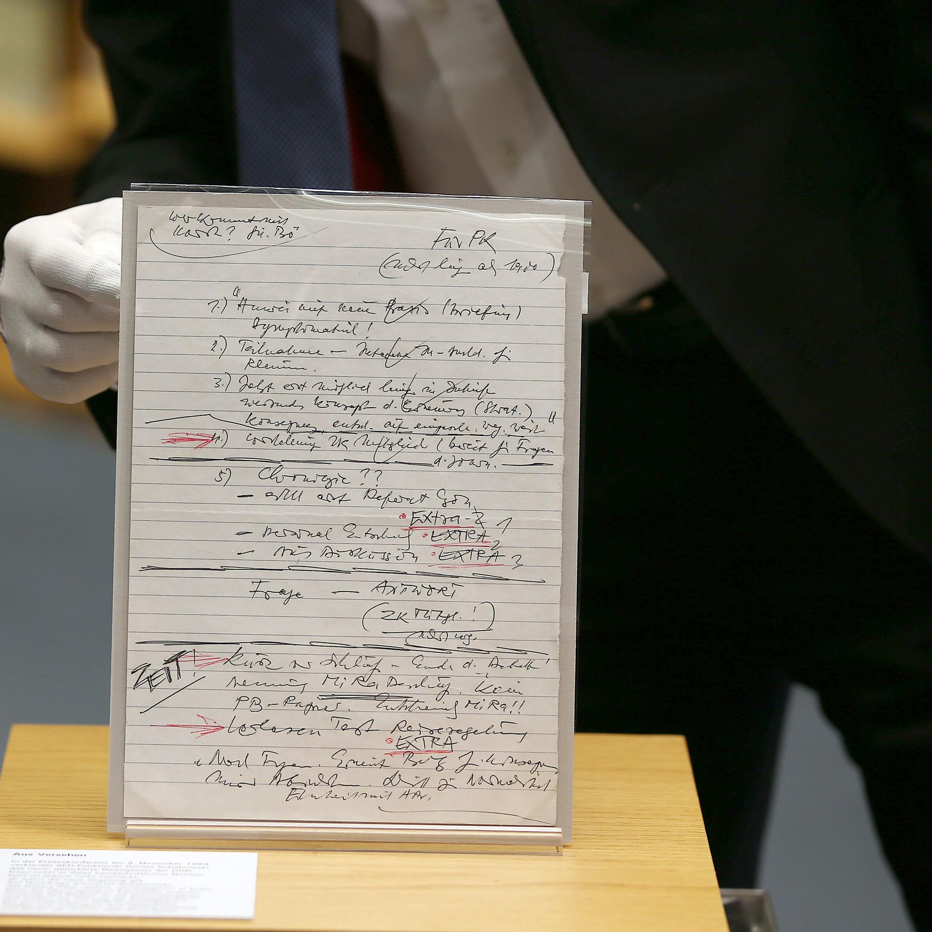 Ein Mitarbeiter platziert in Bonn (Nordrhein-Westfalen) im Haus der Geschichte den Schabowski-Zettel.