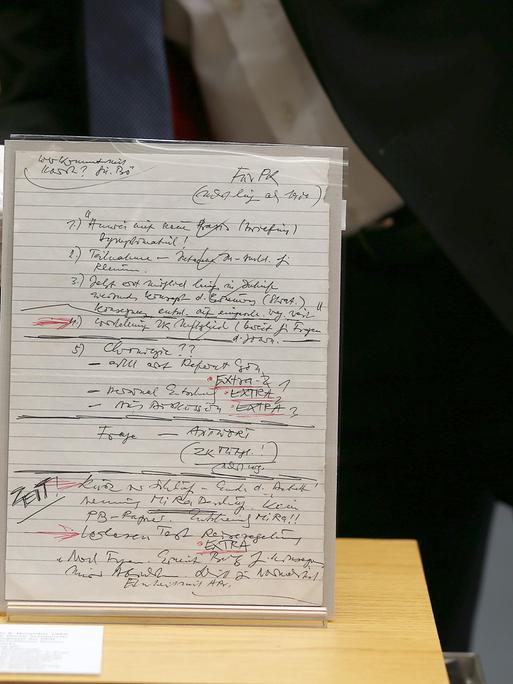 Ein Mitarbeiter platziert in Bonn (Nordrhein-Westfalen) im Haus der Geschichte den Schabowski-Zettel.