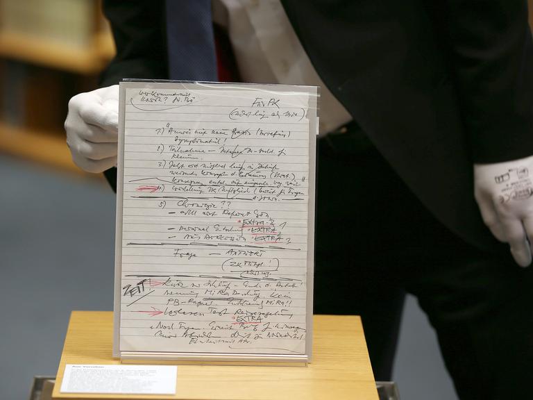 Ein Mitarbeiter platziert in Bonn (Nordrhein-Westfalen) im Haus der Geschichte den Schabowski-Zettel.