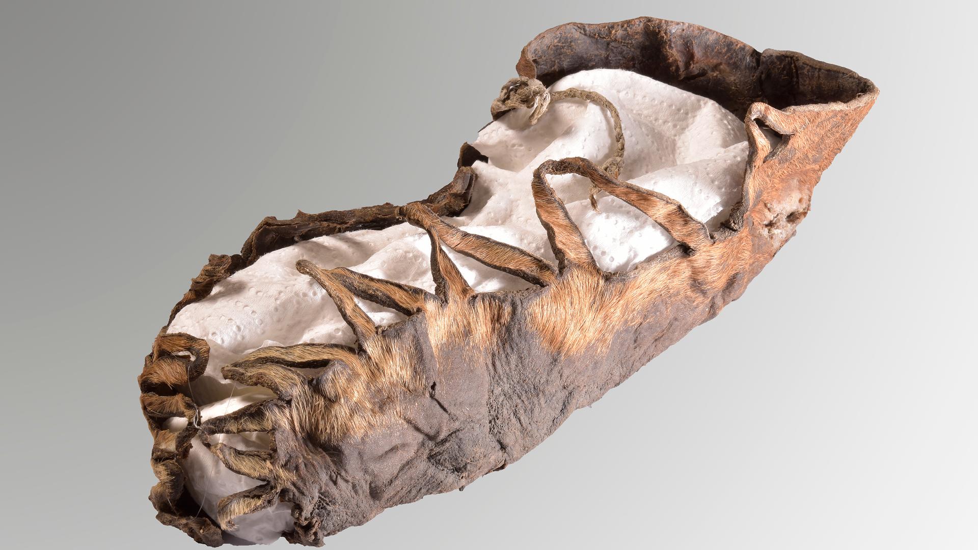 Dieser Kinderschuh wurde in einem alten Salzbergwerk in Österreich gefunden. Er ist vermutlich etwa 2000 Jahre alt. Dieser Kinderschuh wurde in einem alten Salzbergwerk in Österreich gefunden. Er ist vermutlich etwa 2000 Jahre alt.