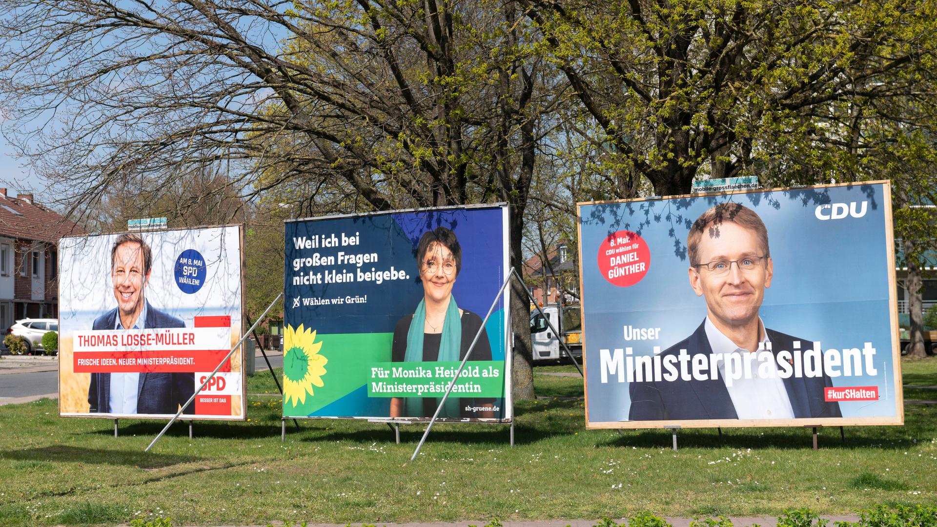 Lauenburg/Elbe: Plakate von SPD, Grünen und CDU werben für die Spitzenkandidaten und -kandidatin der Parteien für die Landtagswahl in Schleswig-Holstein am 8. Mai. V.l.n.r.: Thomas Losse-Müller, Monika Heinold, Daniel Günther.