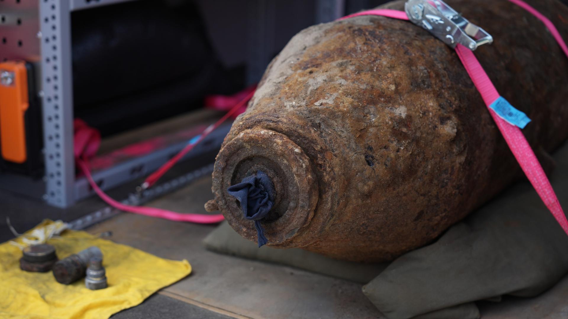 Potsdam: Die 250 Kilogramm schwere Weltkriegsbombe wird nach der Entschärfung verladen. Potsdam: Die 250 Kilogramm schwere Weltkriegsbombe wird nach der Entschärfung verladen.