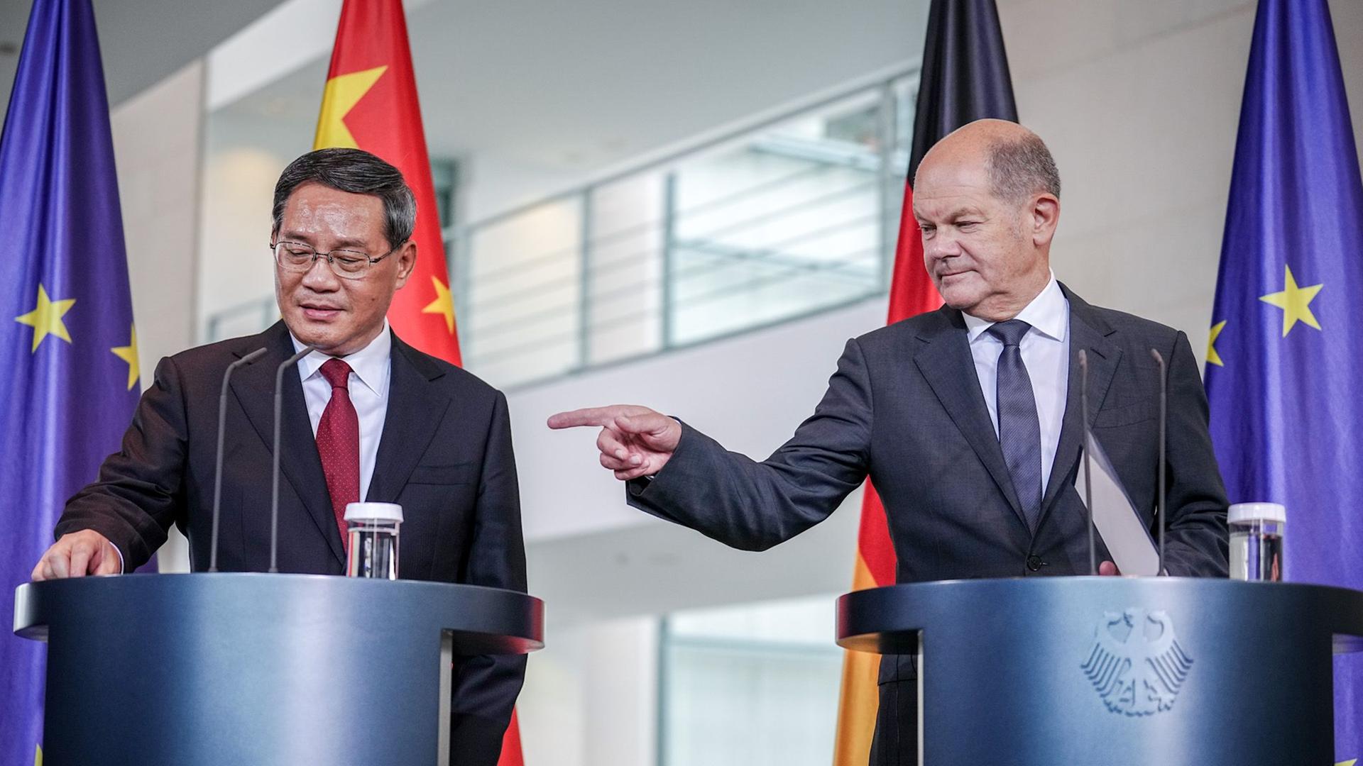 Berlin: Bundeskanzler Olaf Scholz (SPD, r) und Li Qiang, Ministerpräsident von China, geben bei den deutsch-chinesischen Regierungskonsultationen im Bundeskanzleramt ein Pressestatement.