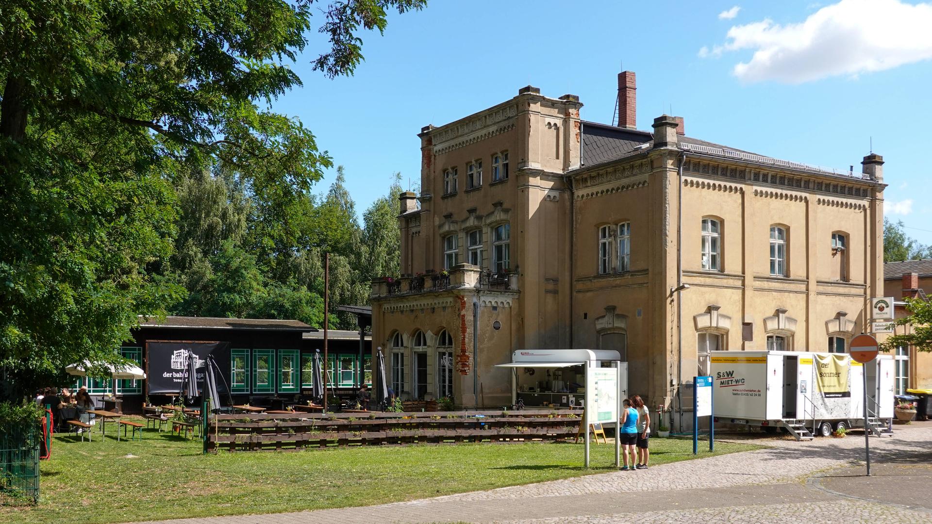 Kulturbahnhof Leisnig - Der Westflügel vom Bahnhof Leisnig an der Bahnstrecke Borsdorf Coswig. Das denkmalgeschützte Gebäude soll zu einem Kulturbahnhof im Dreieck der Städte Leipzig, Dresden und Chemnitz entwickelt werden. Kulturbahnhof Leisnig - Der Westflügel vom Bahnhof Leisnig an der Bahnstrecke Borsdorf Coswig. Das denkmalgeschützte Gebäude soll zu einem Kulturbahnhof im Dreieck der Städte Leipzig, Dresden und Chemnitz entwickelt werden.
