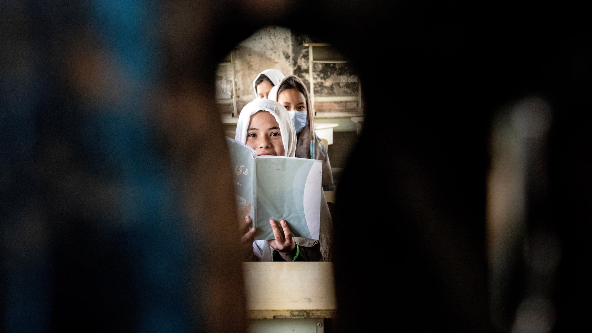 Mädchen sitzen am ersten Tag des neuen Schuljahres in ihrem Klassenzimmer in Kabul, Afghanistan.