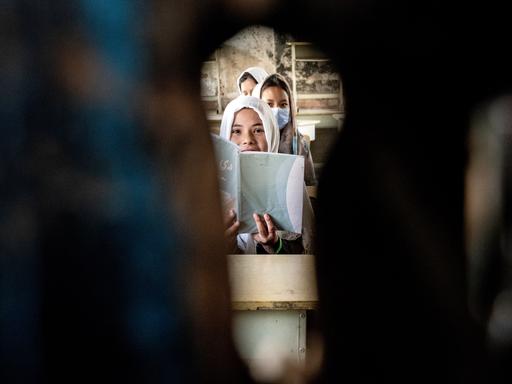 Mädchen sitzen am ersten Tag des neuen Schuljahres in ihrem Klassenzimmer in Kabul, Afghanistan. Mädchen sitzen am ersten Tag des neuen Schuljahres in ihrem Klassenzimmer in Kabul, Afghanistan.