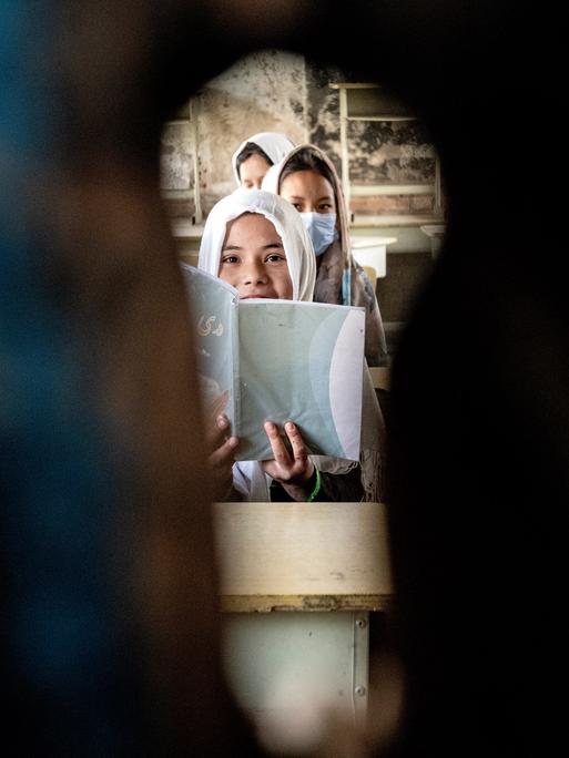 Mädchen sitzen am ersten Tag des neuen Schuljahres in ihrem Klassenzimmer in Kabul, Afghanistan.