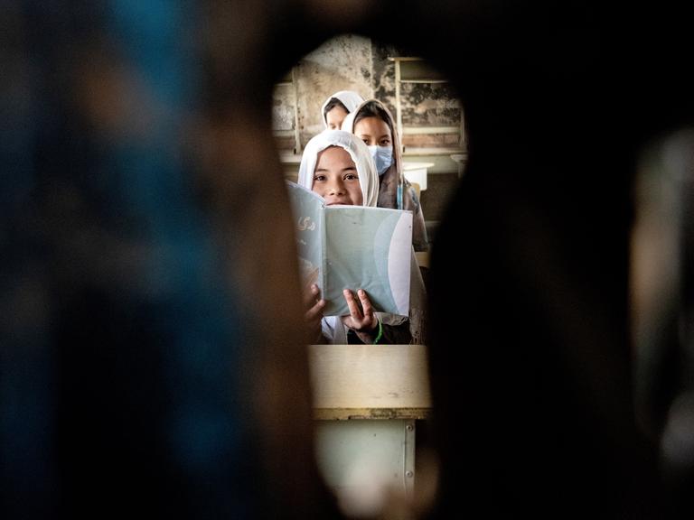 Mädchen sitzen am ersten Tag des neuen Schuljahres in ihrem Klassenzimmer in Kabul, Afghanistan.
