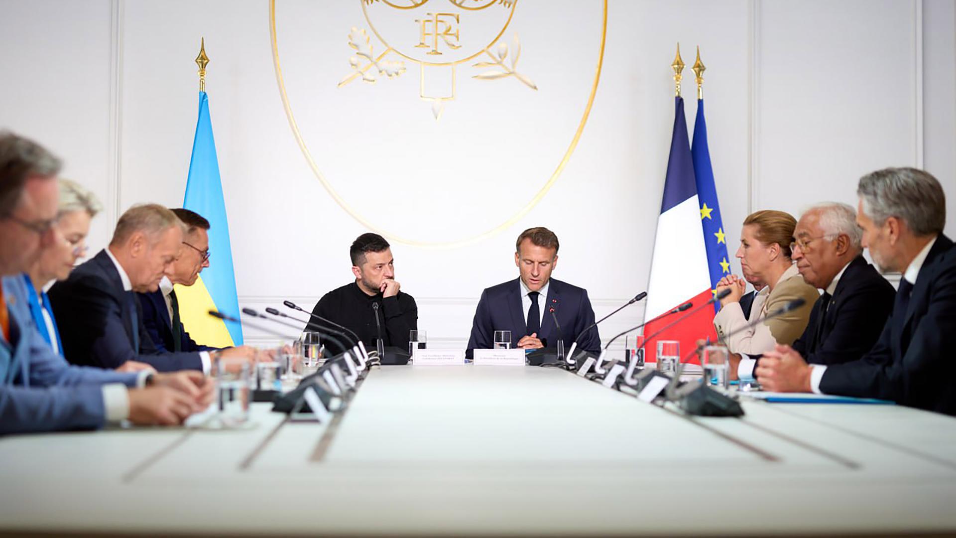 Frankreichs Präsident Macron und der ukrainische Präsident Selenskyj sitzen an einem Tisch umringt von weiteren Staats- und Regierungschefs, die sich als "Koalition der Willigen" zur Unterstützung der Ukraine verstehen. Frankreichs Präsident Macron und der ukrainische Präsident Selenskyj sitzen an einem Tisch umringt von weiteren Staats- und Regierungschefs, die sich als "Koalition der Willigen" zur Unterstützung der Ukraine verstehen.