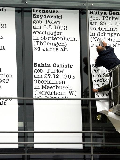 Mitarbeiter einer Werbefirma befestigen an der Fassade der Akademie der Künste am Pariser Platz in Berlin Namen von Opfern des Fremdenhasses in Deutschland. 
