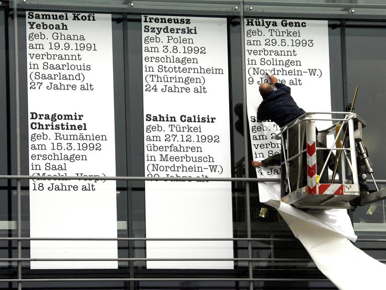 Mitarbeiter einer Werbefirma befestigen an der Fassade der Akademie der Künste am Pariser Platz in Berlin Namen von Opfern des Fremdenhasses in Deutschland. 