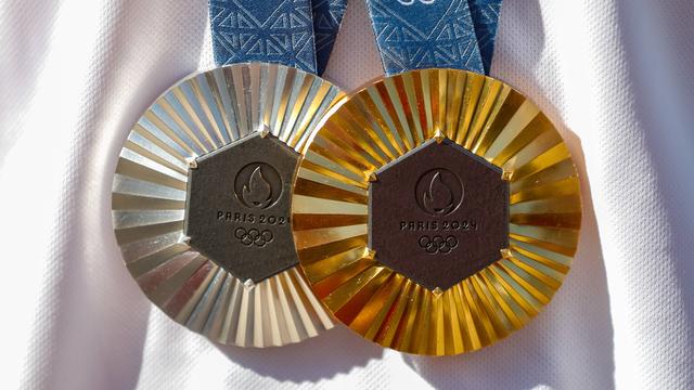 Eine goldene und eine silberne Medaille von den Olympischen Spielen 2024 in Paris.