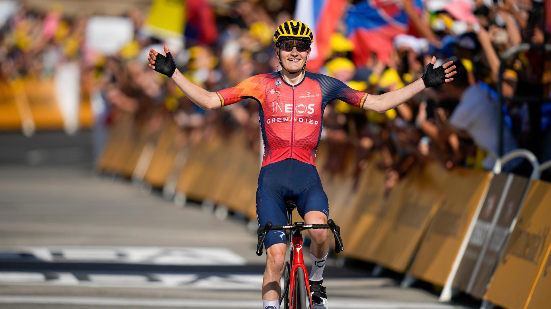 Der spanische Radrennfahrer Carlos Rodriguez überquert die Ziellinie und gewinnt die vierzehnte Etappe der Tour de France.