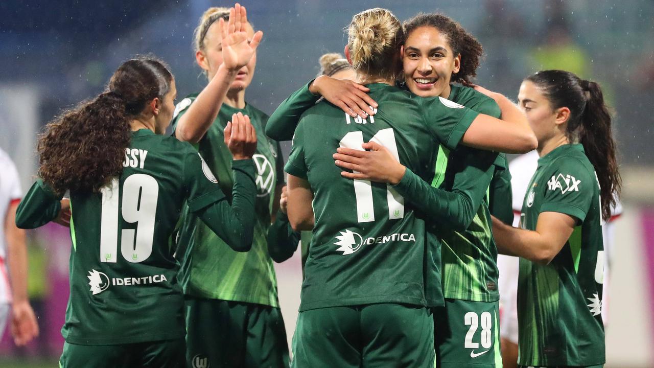 Die Wolfsburgerinnen freuen sich über ihren Sieg gegen Freiburg.