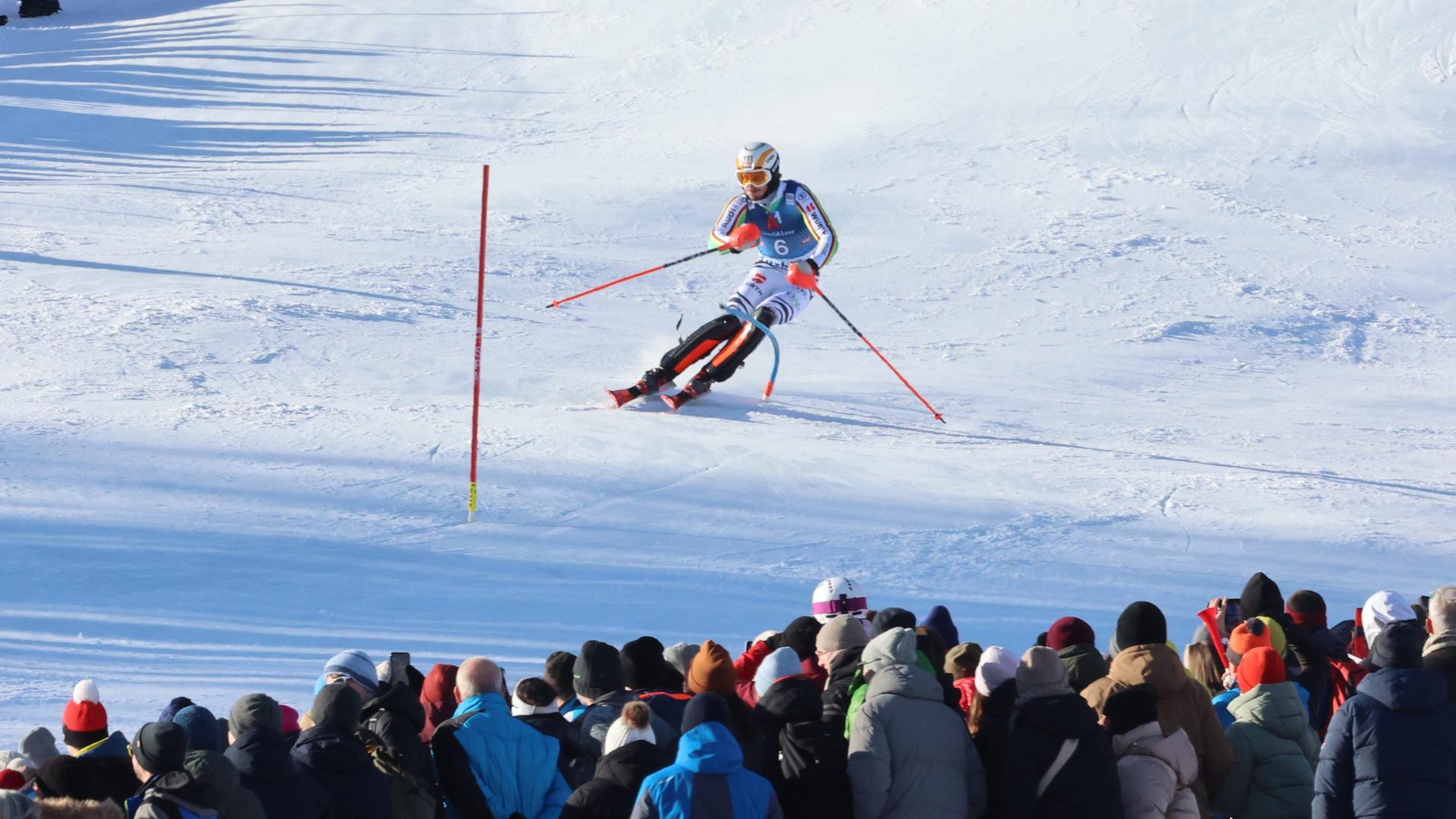 Der deutsche Skirennläufer fährt beim Ski-Weltcup 2024 in Kitzbühel im ersten Lauf an ein Tor.