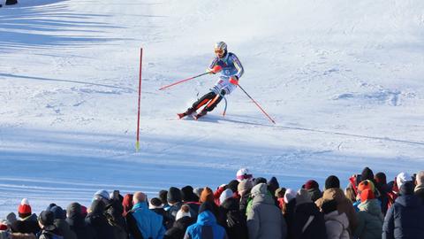 Der deutsche Skirennläufer fährt beim Ski-Weltcup 2024 in Kitzbühel im ersten Lauf an ein Tor.