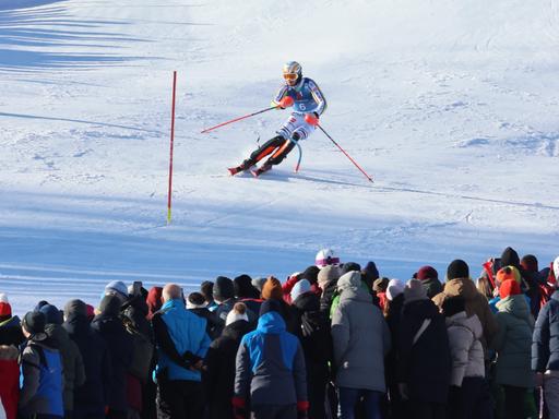 Der deutsche Skirennläufer fährt beim Ski-Weltcup 2024 in Kitzbühel im ersten Lauf an ein Tor.