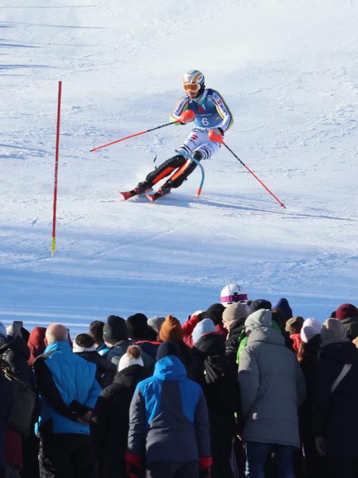 Der deutsche Skirennläufer fährt beim Ski-Weltcup 2024 in Kitzbühel im ersten Lauf an ein Tor.