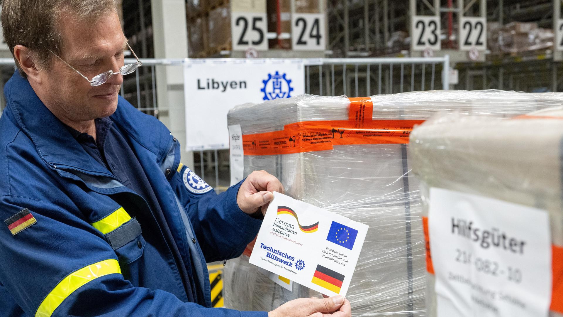 Baden-Württemberg, Ulm: Im THW Logistikzentrum klebt Ernst Brugger einen Aufkleber auf ein Paket für Libyen. Baden-Württemberg, Ulm: Im THW Logistikzentrum klebt Ernst Brugger einen Aufkleber auf ein Paket für Libyen.
