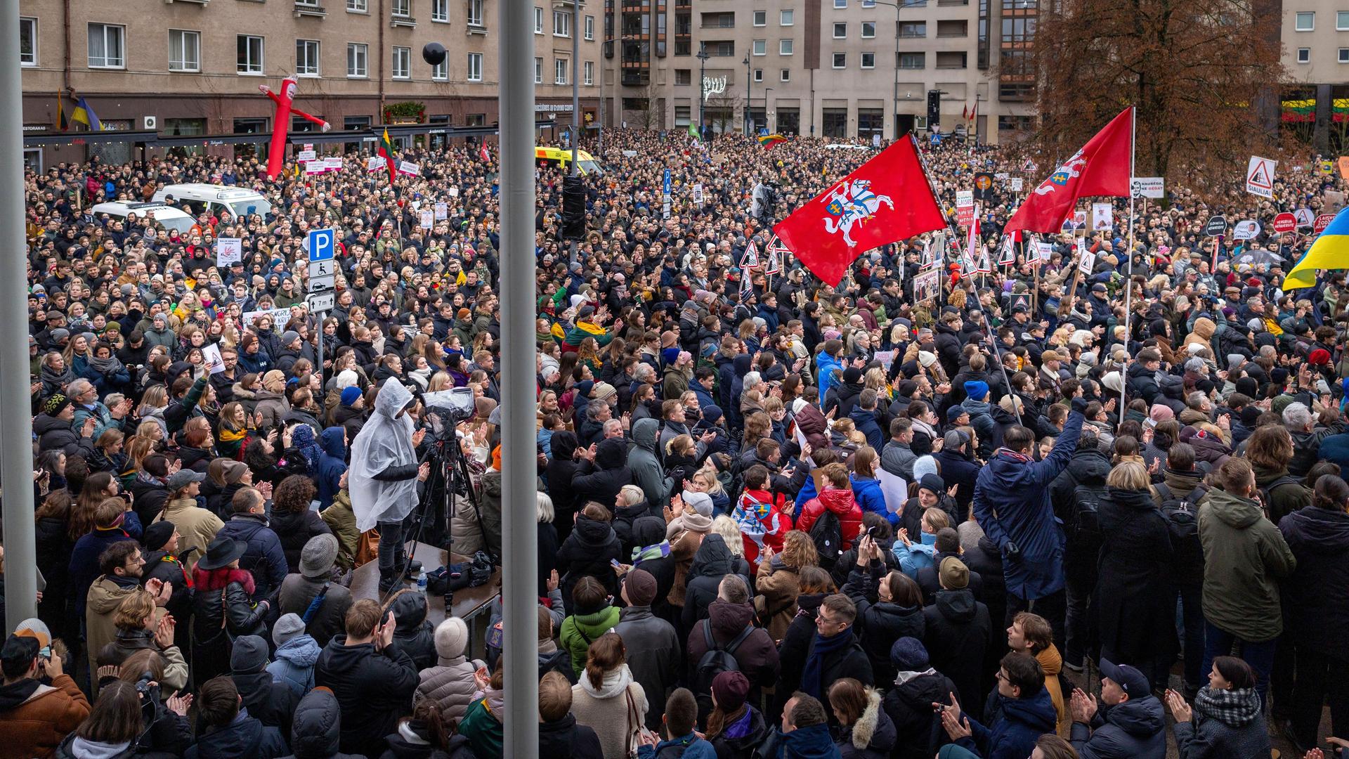 Zahlreiche Menschen demonstrieren in der litauischen Hauptstadt Vilnius für Medienfreiheit.