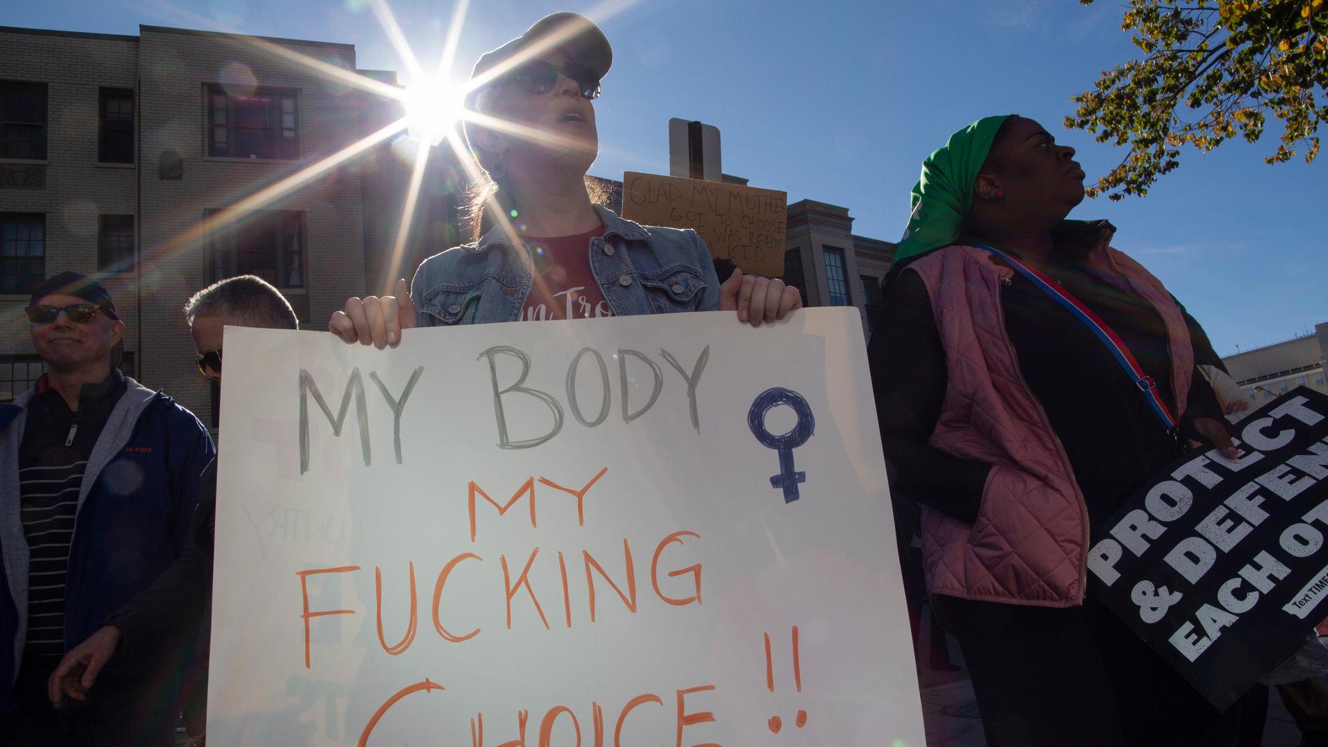 Frau hält ein Schild: "My Body. My Fucking Choice". Aktivisten für Abtreibungsrechte versammeln sich während des Women's March in Washington DC.